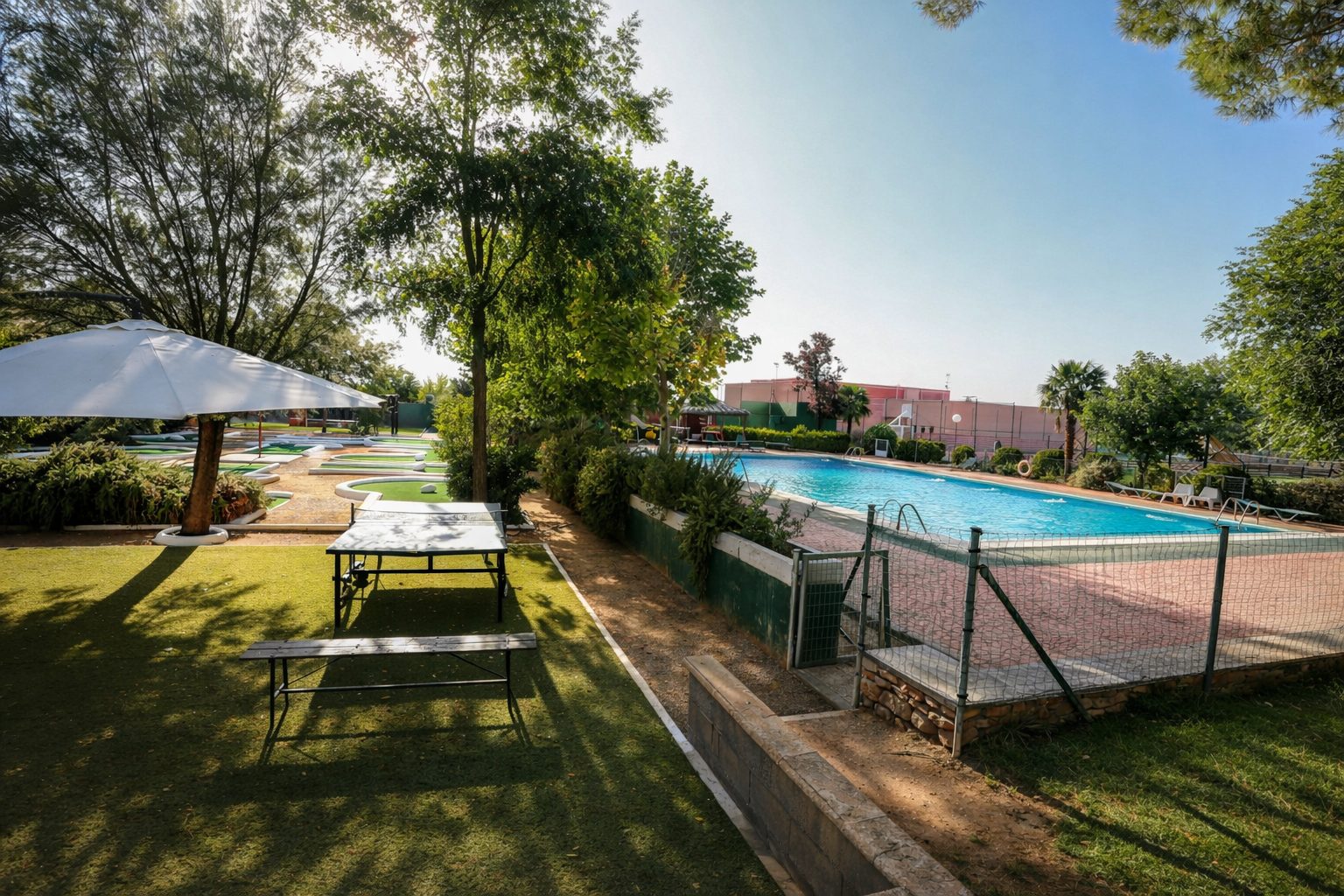 Piscina, jardín y minigolf del centro