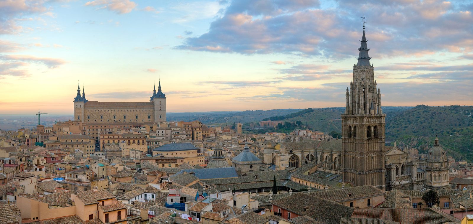 Vista del Alcázar y la Catedral de Toledo al atardecer